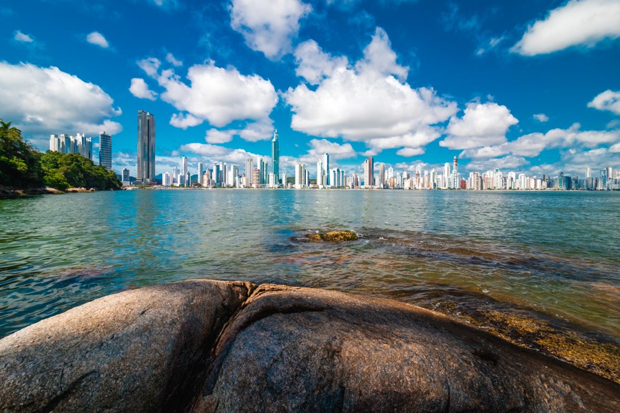 Orla e mar em Balneário Camboriú